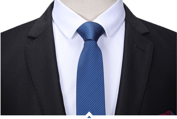 單排一粒扣職業(yè)西裝定做衣領(lǐng)細(xì)節(jié)特寫圖